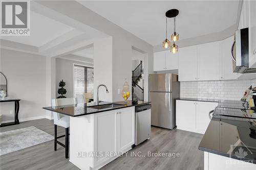 133 Pictou Crescent, Ottawa, ON - Indoor Photo Showing Kitchen With Upgraded Kitchen