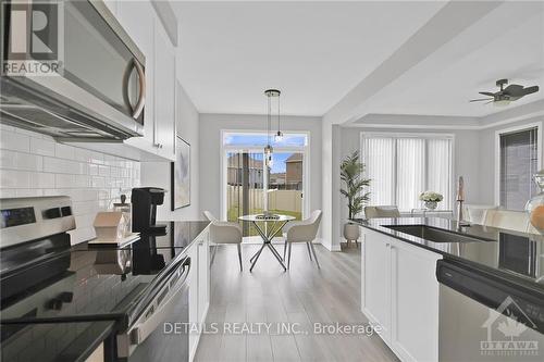 133 Pictou Crescent, Ottawa, ON - Indoor Photo Showing Kitchen With Upgraded Kitchen