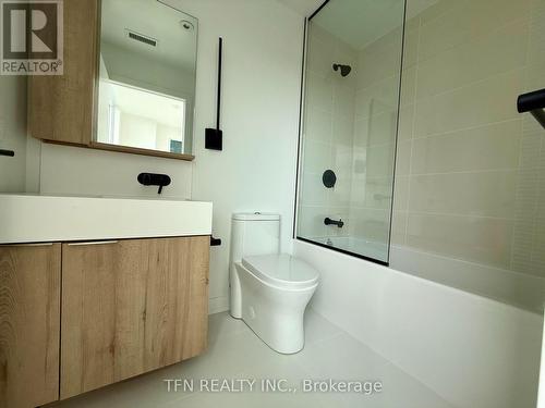 1209S - 127 Broadway Avenue, Toronto, ON - Indoor Photo Showing Bathroom