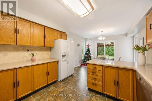 5 Harrowsmith Place, Richmond Hill, ON - Indoor Photo Showing Kitchen