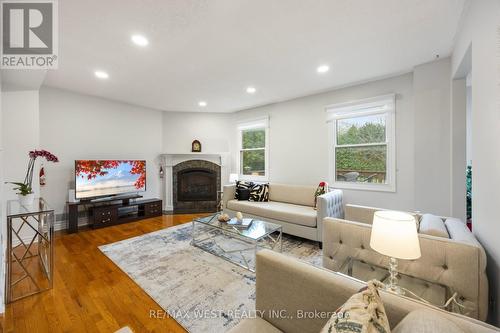 5 Harrowsmith Place, Richmond Hill, ON - Indoor Photo Showing Living Room With Fireplace