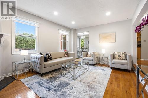 5 Harrowsmith Place, Richmond Hill, ON - Indoor Photo Showing Living Room