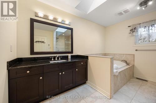 5 Harrowsmith Place, Richmond Hill, ON - Indoor Photo Showing Bathroom