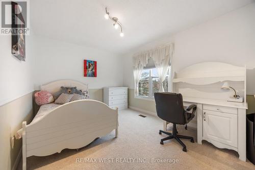 5 Harrowsmith Place, Richmond Hill, ON - Indoor Photo Showing Bedroom