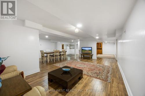 5 Harrowsmith Place, Richmond Hill, ON - Indoor Photo Showing Living Room