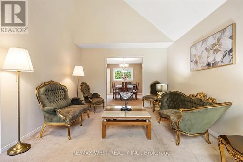 5 Harrowsmith Place, Richmond Hill, ON - Indoor Photo Showing Living Room