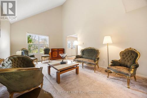 5 Harrowsmith Place, Richmond Hill, ON - Indoor Photo Showing Living Room