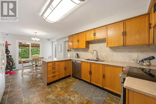 5 Harrowsmith Place, Richmond Hill, ON - Indoor Photo Showing Kitchen With Double Sink