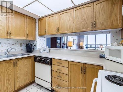 1002 - 320 Mill Street S, Brampton, ON - Indoor Photo Showing Kitchen With Double Sink