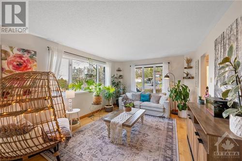 1316 Grand Chene Court, Ottawa, ON - Indoor Photo Showing Living Room