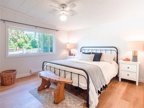 834 Ellis Avenue, Naramata, BC - Indoor Photo Showing Bedroom