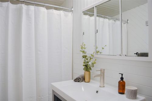 834 Ellis Avenue, Naramata, BC - Indoor Photo Showing Bathroom