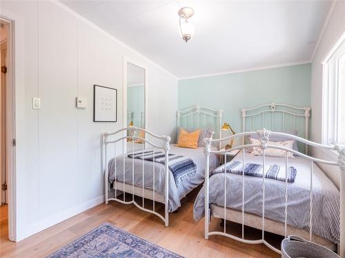 834 Ellis Avenue, Naramata, BC - Indoor Photo Showing Bedroom