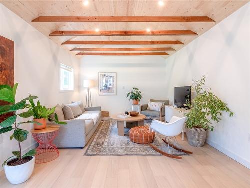 834 Ellis Avenue, Naramata, BC - Indoor Photo Showing Living Room