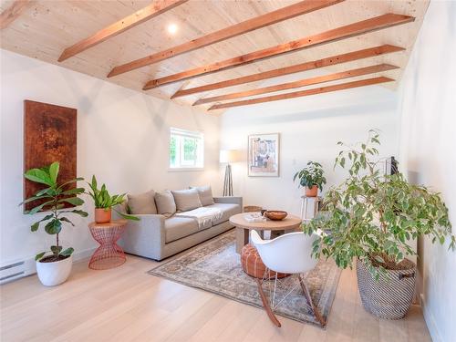 834 Ellis Avenue, Naramata, BC - Indoor Photo Showing Living Room