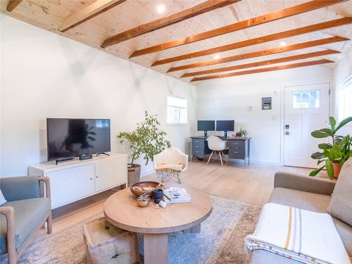 834 Ellis Avenue, Naramata, BC - Indoor Photo Showing Living Room