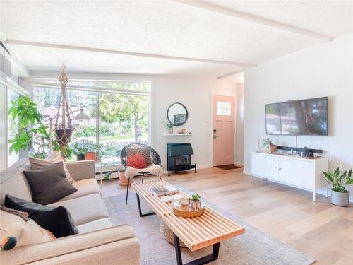 834 Ellis Avenue, Naramata, BC - Indoor Photo Showing Living Room With Fireplace