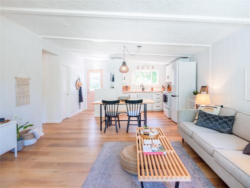 834 Ellis Avenue, Naramata, BC - Indoor Photo Showing Living Room