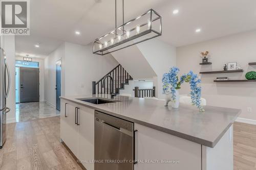 7218 Parsa Street, Niagara Falls, ON - Indoor Photo Showing Kitchen With Upgraded Kitchen