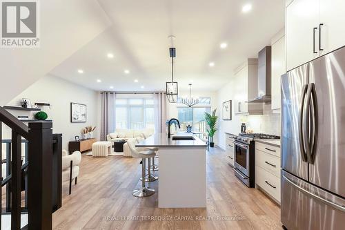 7218 Parsa Street, Niagara Falls, ON - Indoor Photo Showing Kitchen With Upgraded Kitchen