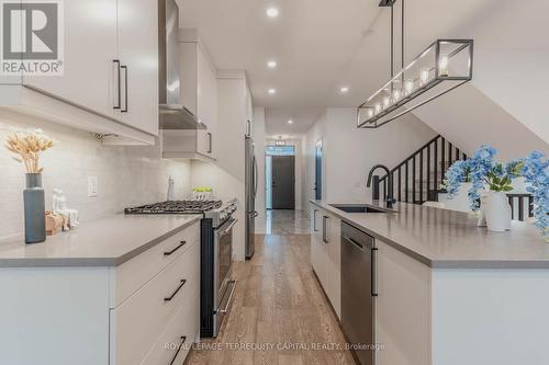 7218 Parsa Street, Niagara Falls, ON - Indoor Photo Showing Kitchen With Upgraded Kitchen