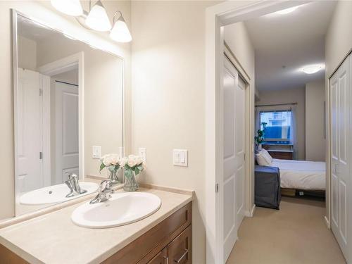 111-297 Hirst Ave West, Parksville, BC - Indoor Photo Showing Bathroom