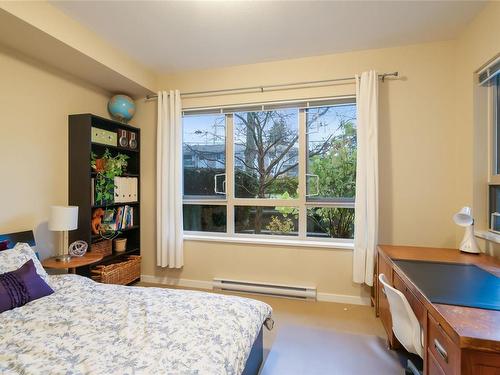 111-297 Hirst Ave West, Parksville, BC - Indoor Photo Showing Bedroom