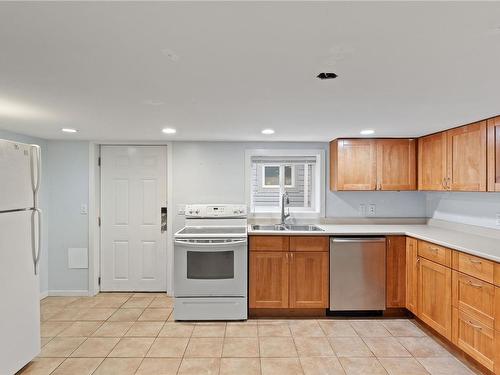 847 Victoria St, Nanaimo, BC - Indoor Photo Showing Kitchen With Double Sink