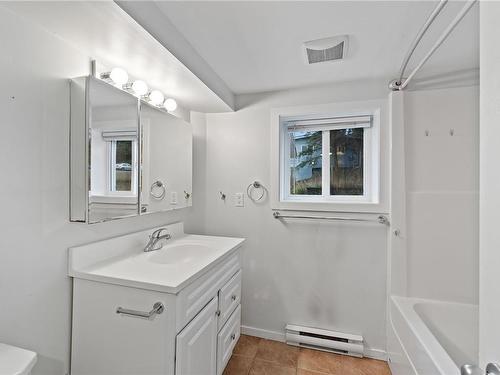 847 Victoria St, Nanaimo, BC - Indoor Photo Showing Bathroom