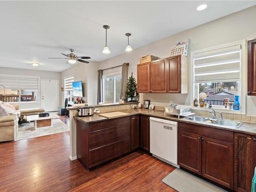 847 Victoria St, Nanaimo, BC - Indoor Photo Showing Kitchen With Double Sink