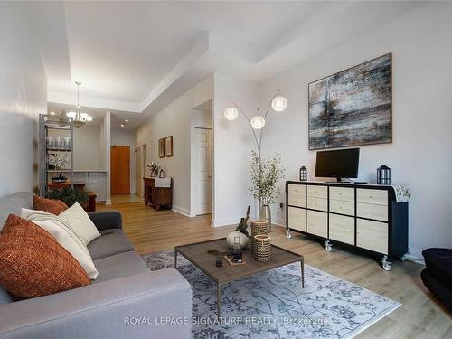 803-8 Wellesley St, Toronto, ON - Indoor Photo Showing Living Room