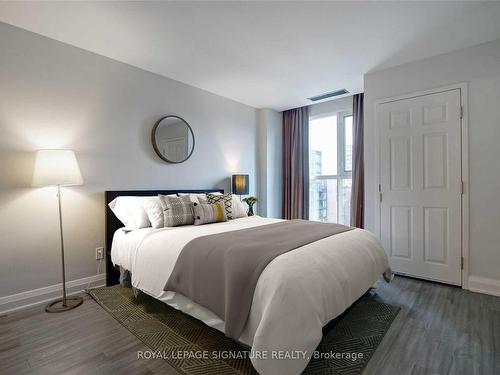 803-8 Wellesley St, Toronto, ON - Indoor Photo Showing Bedroom