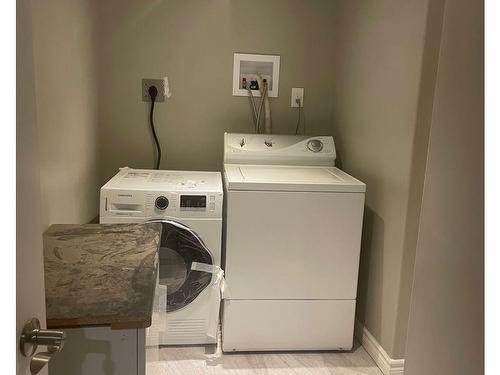 42 Walker Blvd, New Tecumseth, ON - Indoor Photo Showing Laundry Room