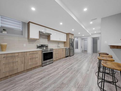 Lower-95 Glensteeple Tr, Aurora, ON - Indoor Photo Showing Kitchen