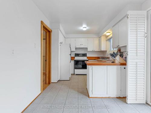 255 Plymouth Tr, Newmarket, ON - Indoor Photo Showing Kitchen With Double Sink