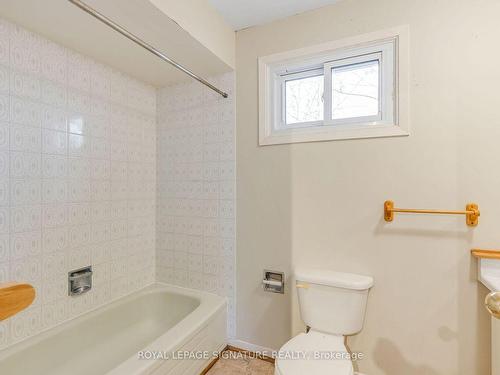 255 Plymouth Tr, Newmarket, ON - Indoor Photo Showing Bathroom