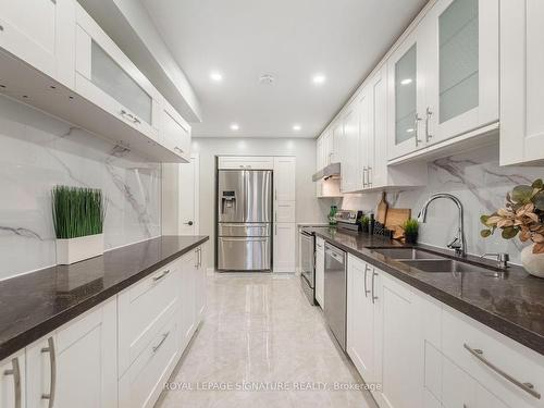 3992 Bishopstoke Lane, Mississauga, ON - Indoor Photo Showing Kitchen With Double Sink With Upgraded Kitchen