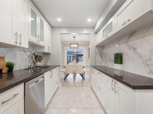 3992 Bishopstoke Lane, Mississauga, ON - Indoor Photo Showing Kitchen With Upgraded Kitchen