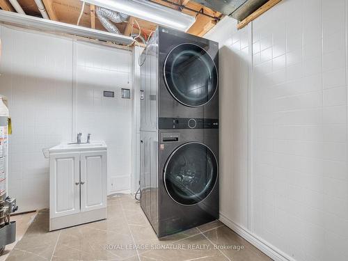 3992 Bishopstoke Lane, Mississauga, ON - Indoor Photo Showing Laundry Room