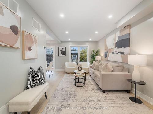 3992 Bishopstoke Lane, Mississauga, ON - Indoor Photo Showing Living Room