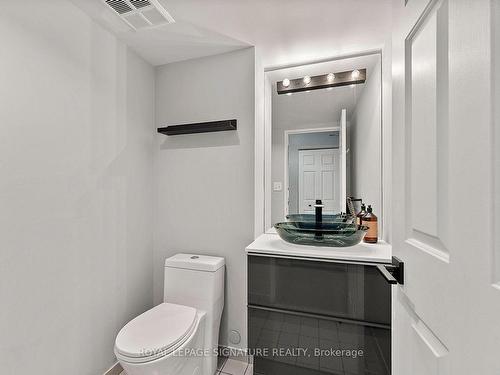 215-20 Southport St, Toronto, ON - Indoor Photo Showing Bathroom