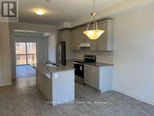 32 - 55 Selfridge Way, Whitby, ON - Indoor Photo Showing Kitchen With Double Sink