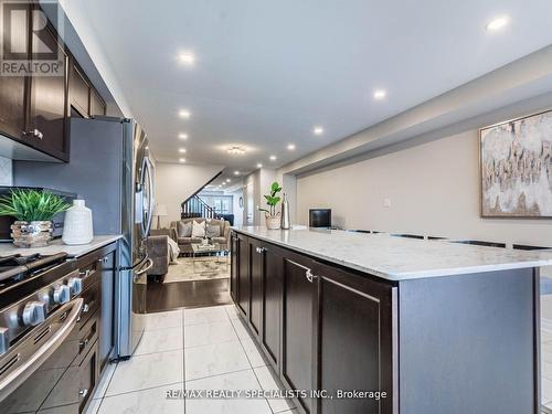 29 Finegan Circle, Brampton, ON - Indoor Photo Showing Kitchen With Upgraded Kitchen