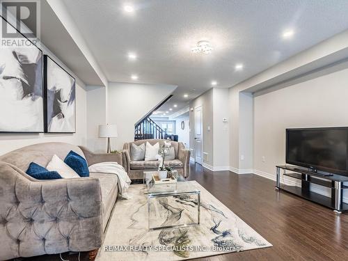 29 Finegan Circle, Brampton, ON - Indoor Photo Showing Living Room