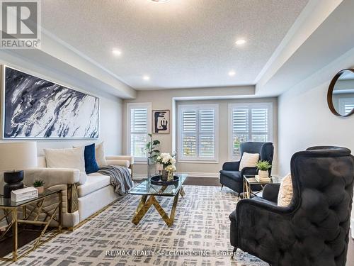 29 Finegan Circle, Brampton, ON - Indoor Photo Showing Living Room