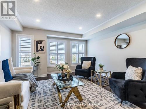 29 Finegan Circle, Brampton, ON - Indoor Photo Showing Living Room