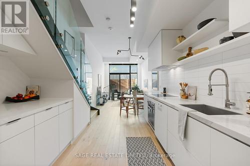 121 - 35 Wabash Avenue, Toronto, ON - Indoor Photo Showing Kitchen With Upgraded Kitchen