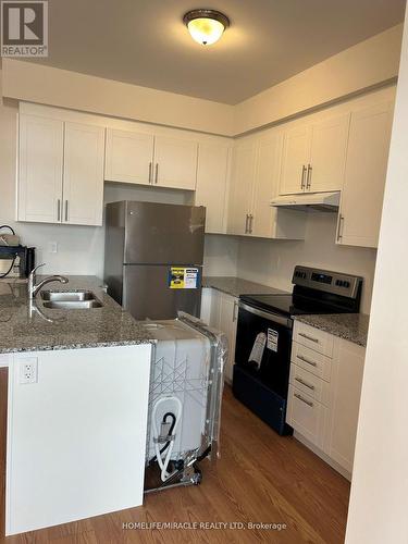 B03Th24 - 8 Dandara Gate, Vaughan, ON - Indoor Photo Showing Kitchen With Double Sink