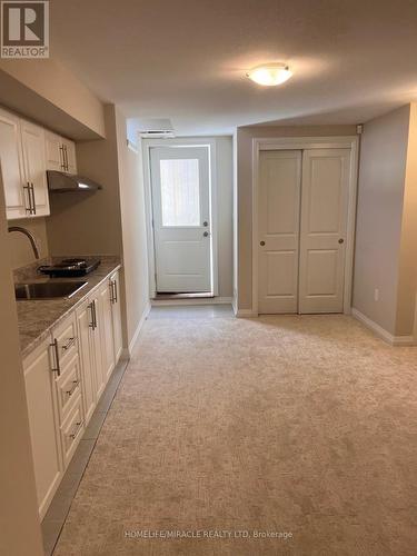 9329 White Oak Avenue, Niagara Falls, ON - Indoor Photo Showing Kitchen