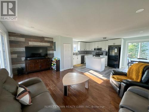 1 Bryant Street, Hearst, ON - Indoor Photo Showing Living Room